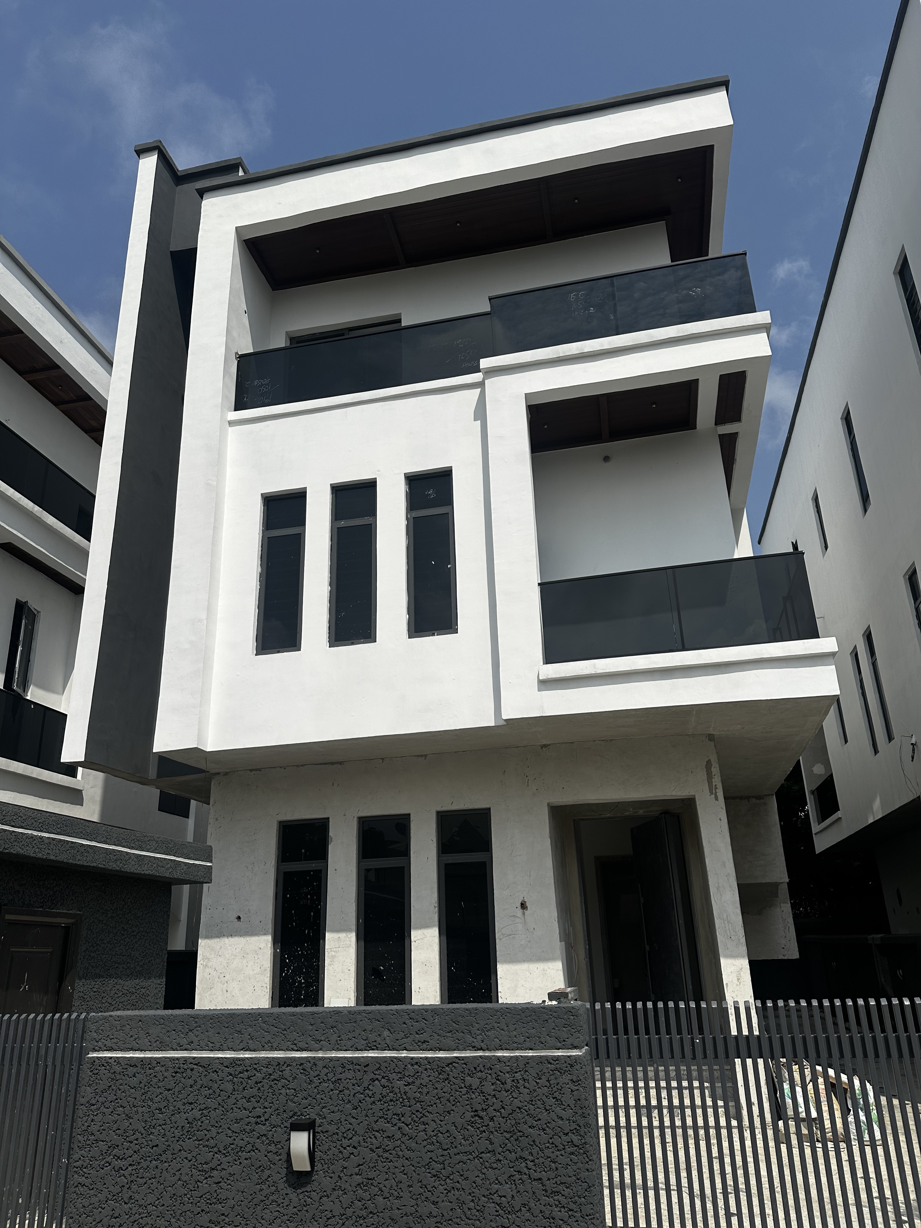 Beautiful 6-bedroom duplex for sale, image 1 of 8